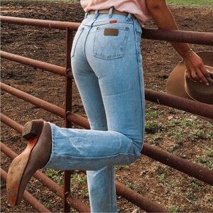 Wrangler Women's Classic Light Blue Straight Leg Jeans